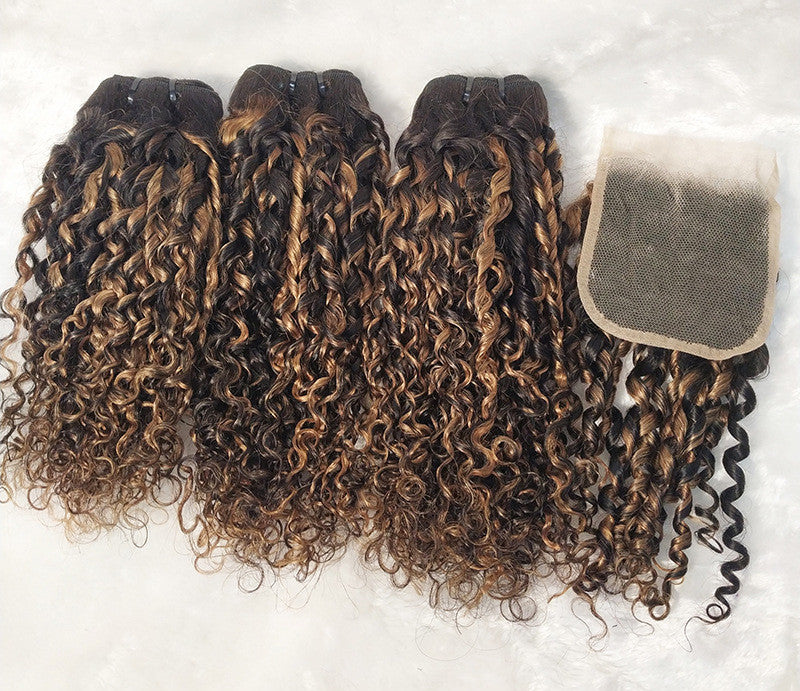 Cabello Corto con Rizos Definidos y Efecto Iluminado